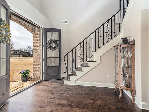 5th image of 175 Lake Pointe Cv