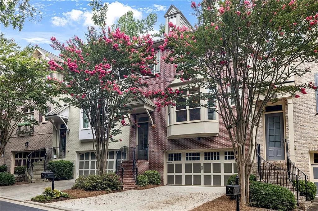 3 bed, 3.5 bath, 2860 sqft, $3,350 — Photo 2