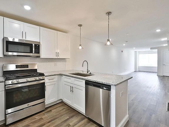 4th image of 2413 Federal St #15