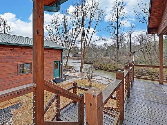 5th image of 405 Underwood Hill Rd