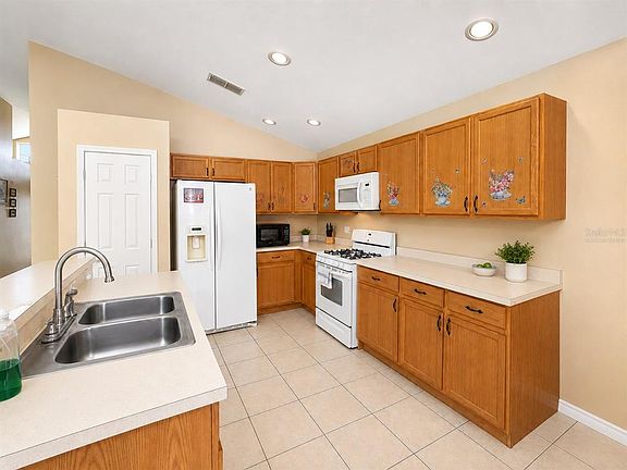 3rd image of 531 SILVER PALMS CIRCLE