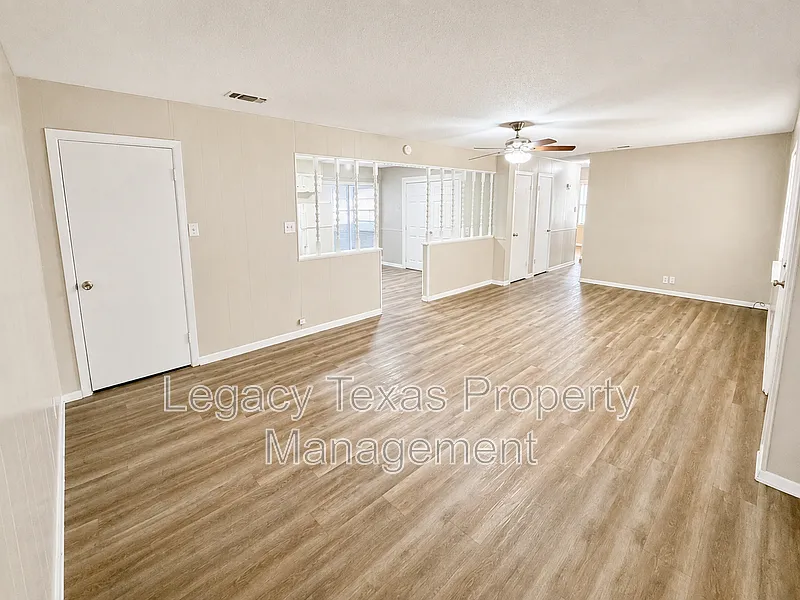 3 bed, 1.5 bath, 1468 sqft, $1,695 — Photo 3