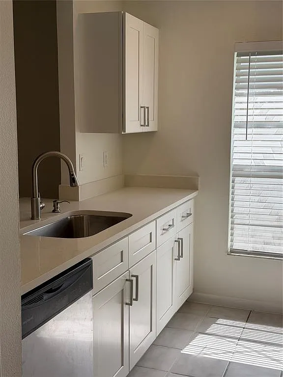 3 bed, 2.0 bath, 1242 sqft, $2,050 — Photo 2