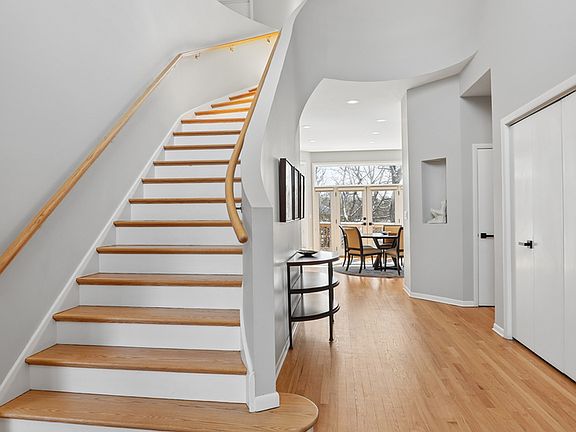 4th image of 980 Half Day Rd