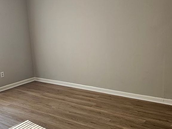 4th image of 2214 Jerry Jones Dr