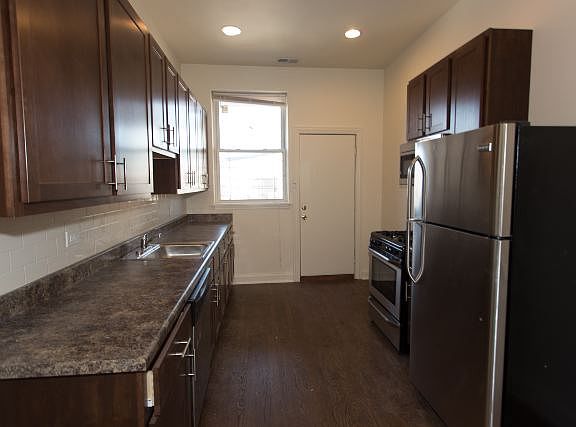 3rd image of 908 W Montrose Ave Unit 4