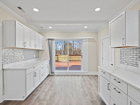 3rd image of 1N726 Forest Ave