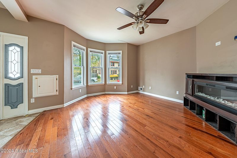 4th image of 2 Winston Place