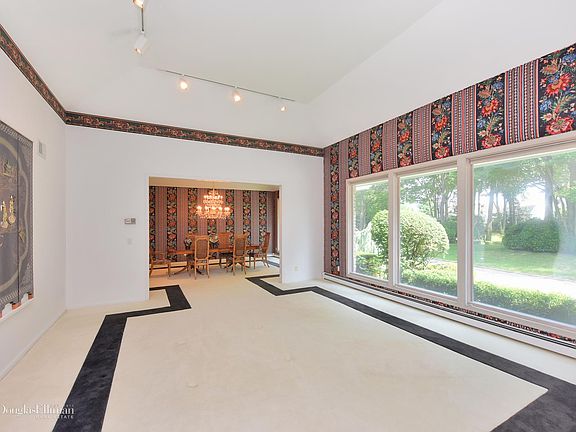 4th image of 10 Centre View Dr