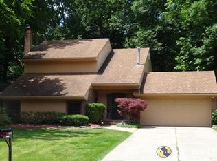 6155 Quaker Hill Dr, West Bloomfield, MI 48322