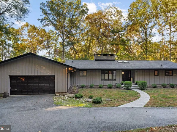 9509 Watts Rd, Great Falls, VA 22066