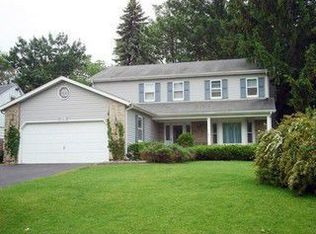 301 Indian Trl, Lake In The Hills, IL 60156