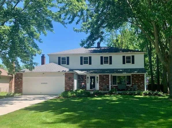 3933 Woodside Dr, North Olmsted, OH 44070