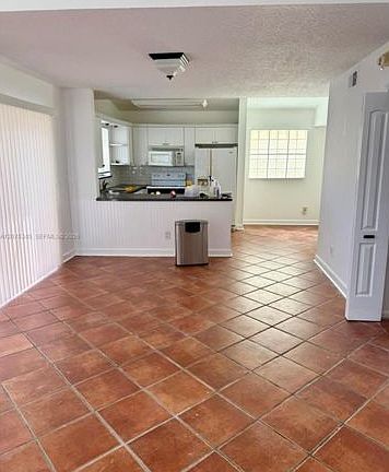 5th image of 1094 SE 6th Ave