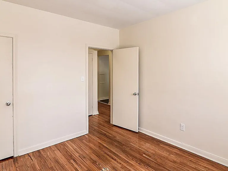 631 Upper James St — Photo 10