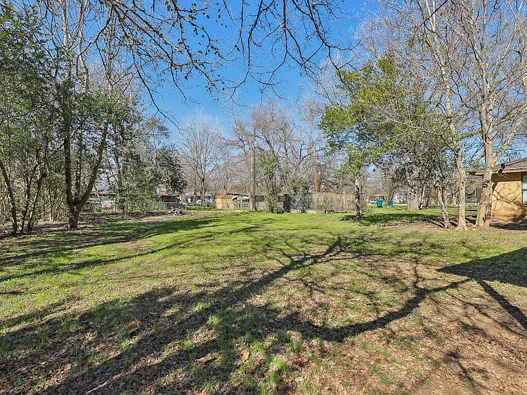 304 Harris St — Photo 23