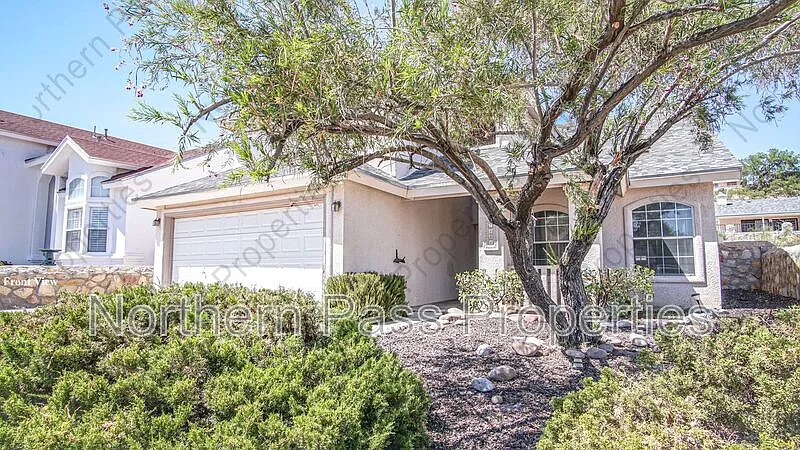 3 bed, 2.5 bath, 2024 sqft, $1,975 — Photo 2