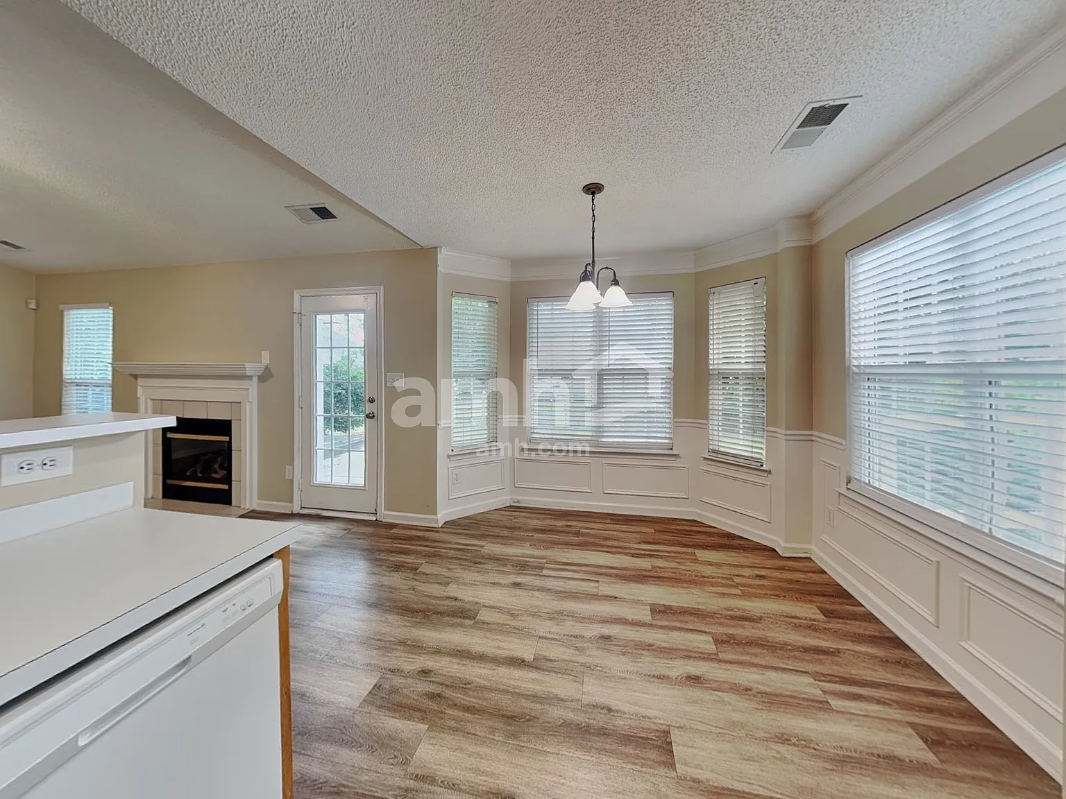 3 bed, 2.0 bath, 1344 sqft, $1,975 — Photo 4