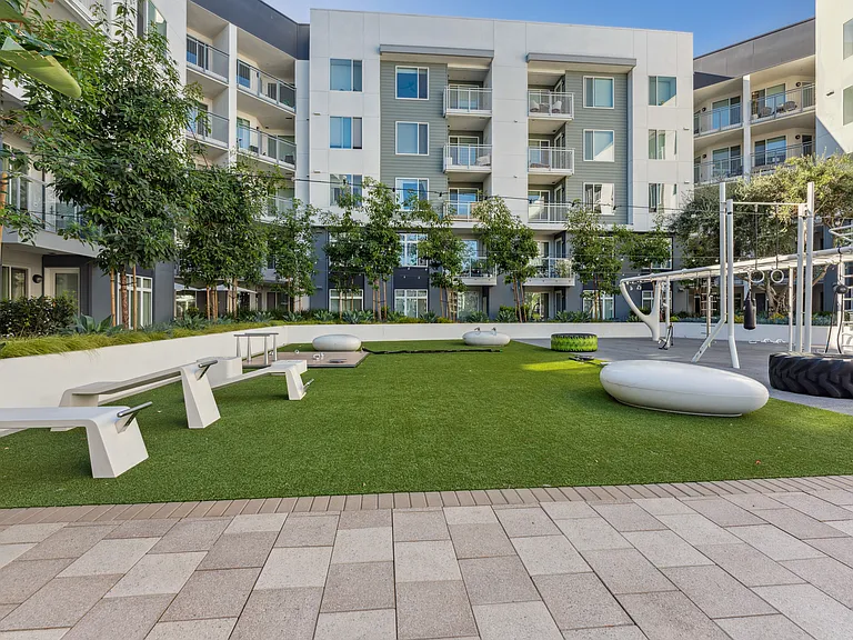 Vive Luxe, San Diego, CA, Outdoor Fitness Area