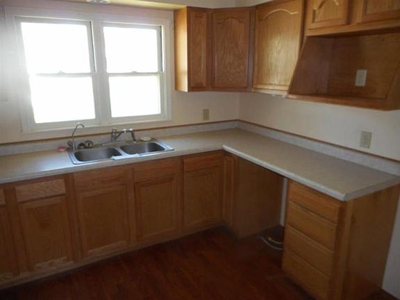 4th image of 355 W 7th St