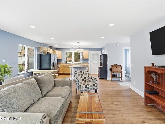 5th image of 4923 Clover Ln