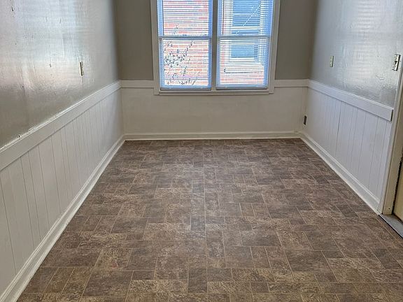 4th image of 2235 SE Dewey Ave