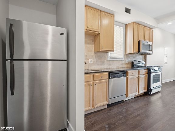 4th image of 1909 W Berwyn Ave #1