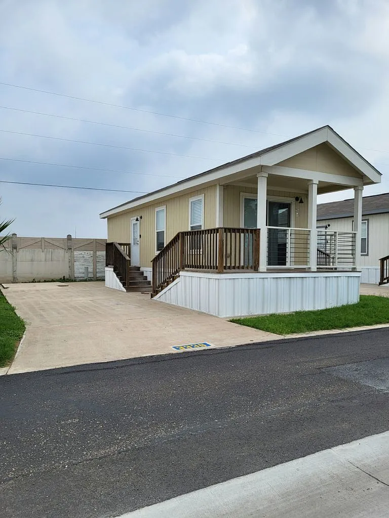 1 bed, 1.0 bath, 385 sqft, $1,300 — Photo 1