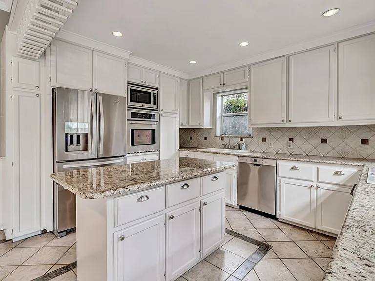 112 Cloverleaf Ave — Photo 20