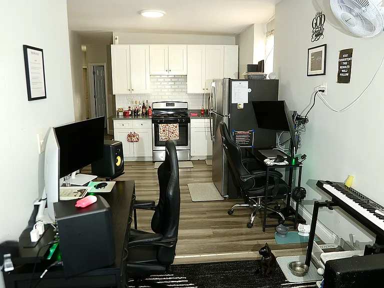 544 E 3rd St #4 — Photo 7