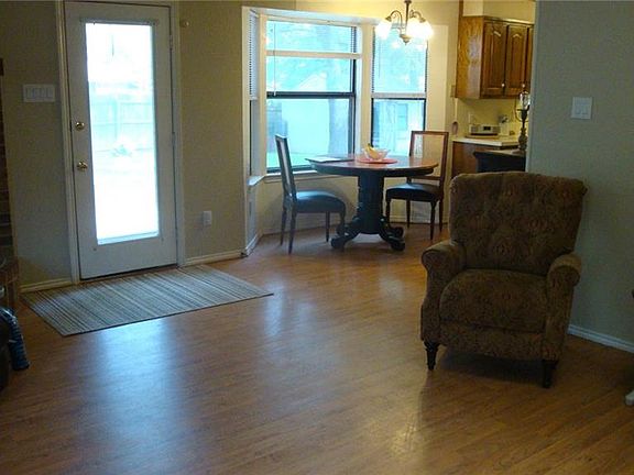 3rd image of 904 Woodview Dr