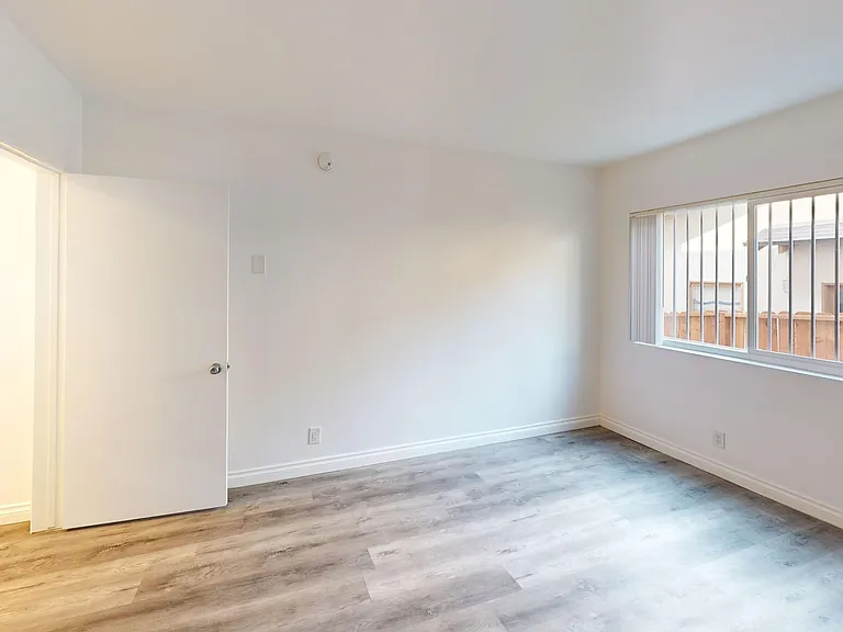 The Regal Villa Apts...Gorgeous Newly Remodeled 2 Bedroom.. Prime Location! CALL NOW! — Photo 7