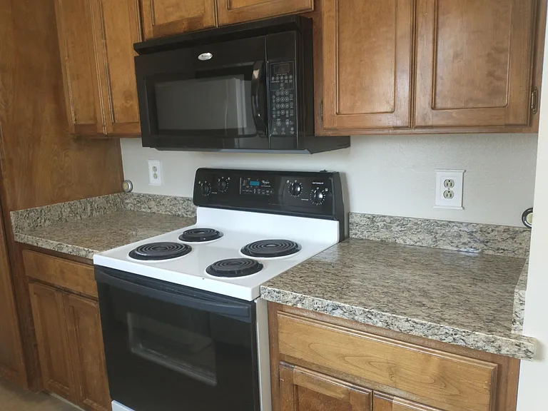 64 Peters Ave — Photo 6