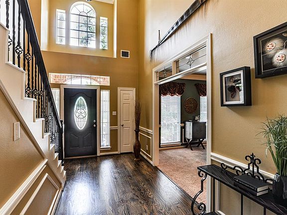5th image of 2710 Stately Oak Dr