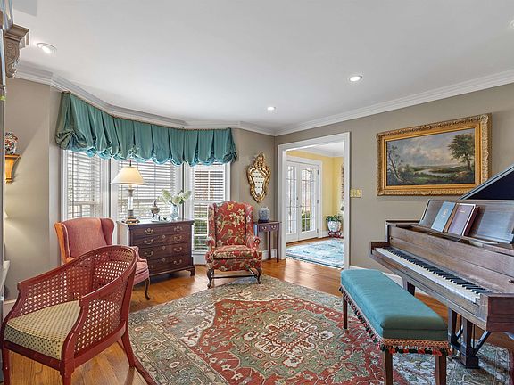 4th image of 229 Coburn Dr