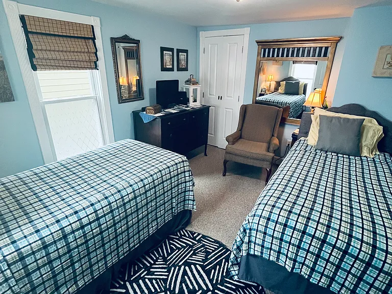 2nd bedroom with twin beds