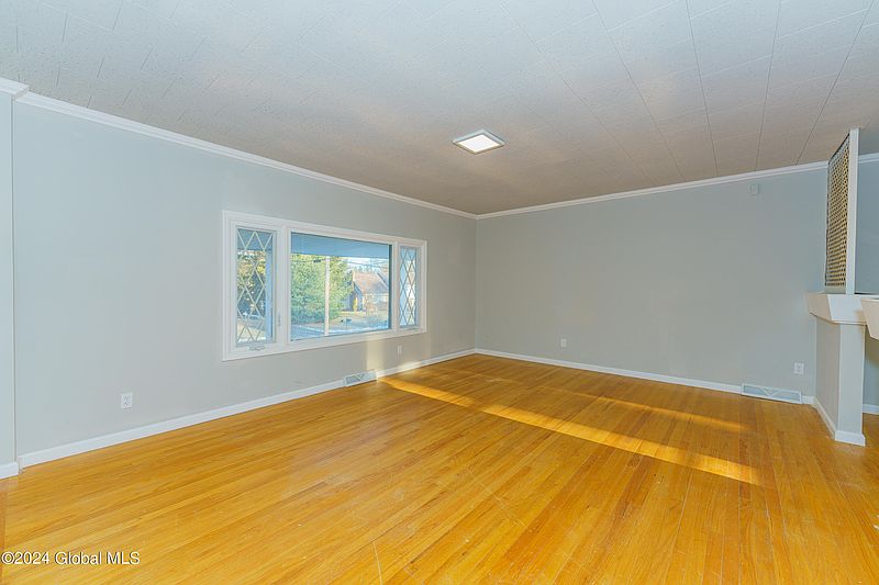 4th image of 968 Douglas Court