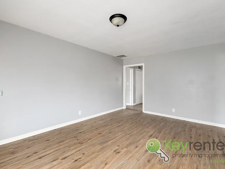 1338 N Volutsia Ave — Photo 6