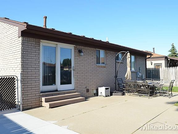 4th image of 16162 Wellington Ave