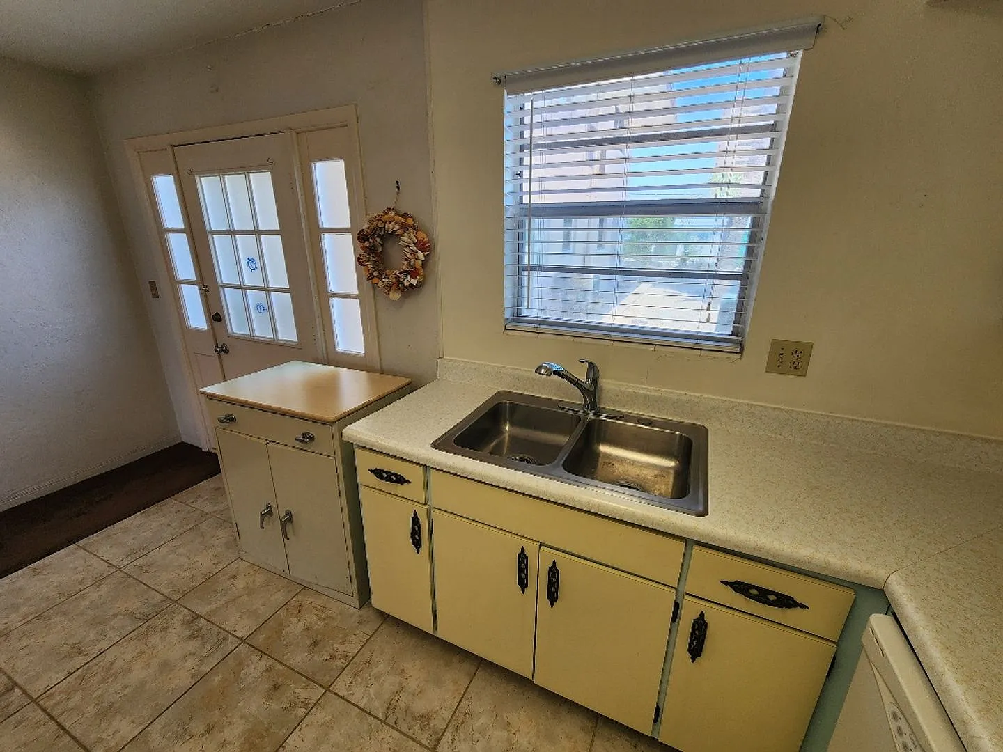 Charming 2 Bedroom 1.5 Bath Condo — Photo 3