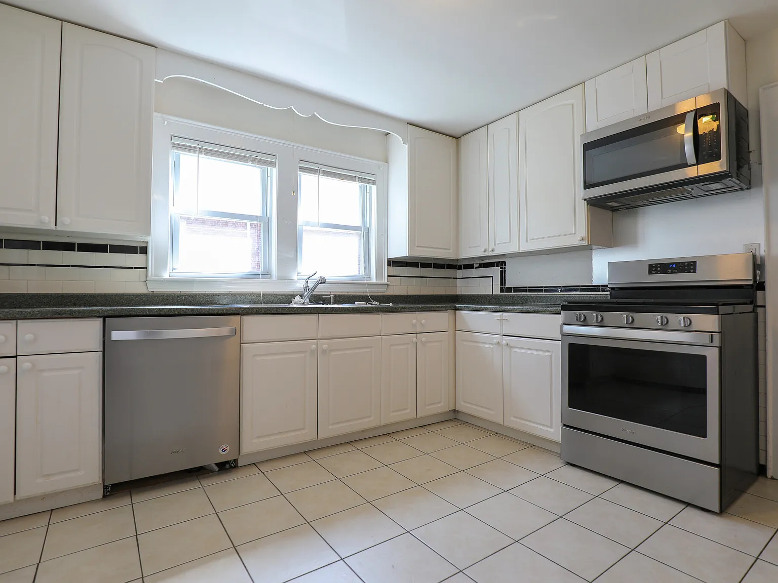 3 bed, 1200 sqft, $2,800 — Photo 1