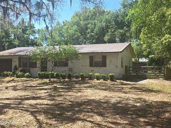 2nd image of 465 SW NIGHTINGALE Street