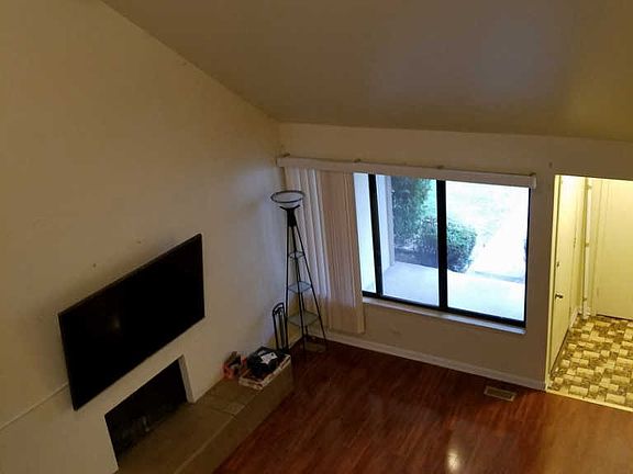 3rd image of 556 E Woodfield Trl