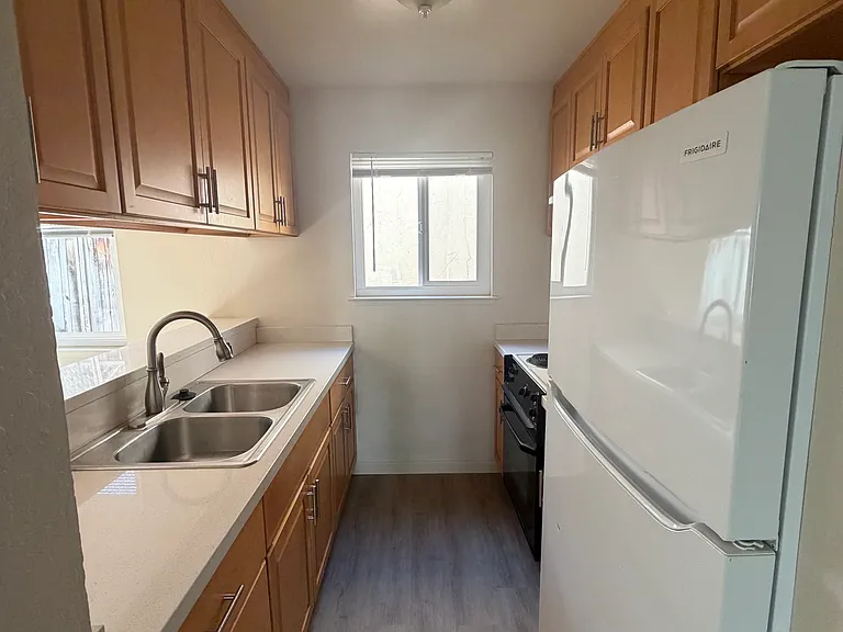 370 Clay St — Photo 10
