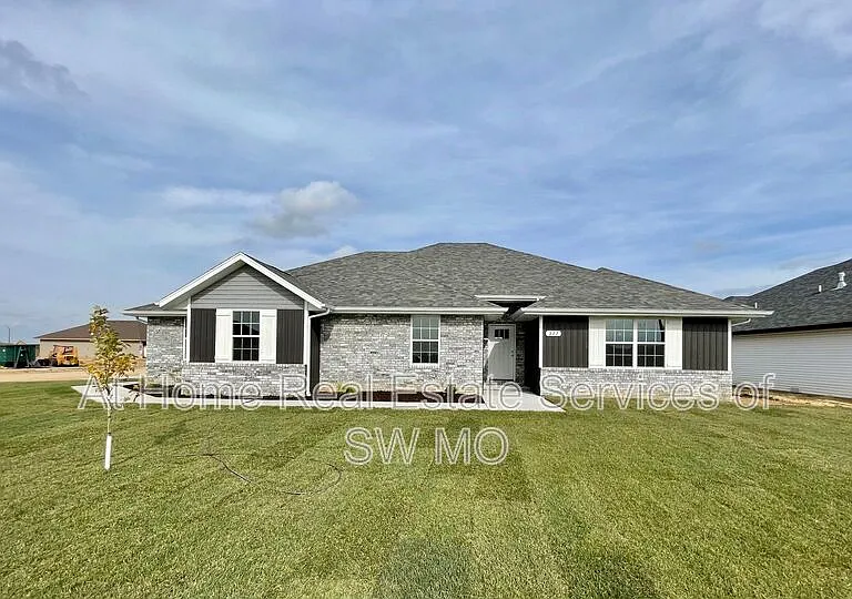 327 Forest Hollow St — Photo 1