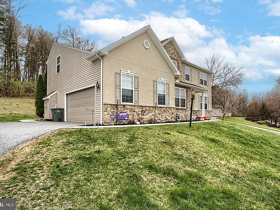 3rd image of 20 Jennifer Ln