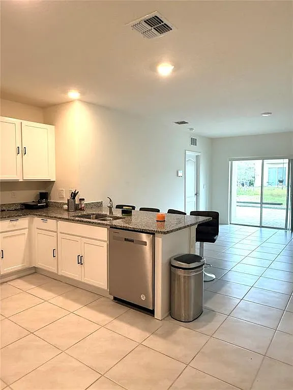 3 bed, 2.0 bath, 1501 sqft, $2,300 — Photo 4