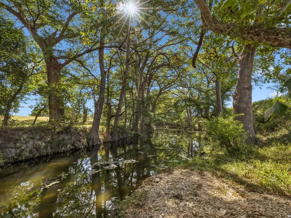 2007 County Road 271, Rio Medina, TX 78066