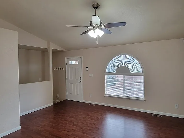 1427 N Challenger Dr — Photo 2