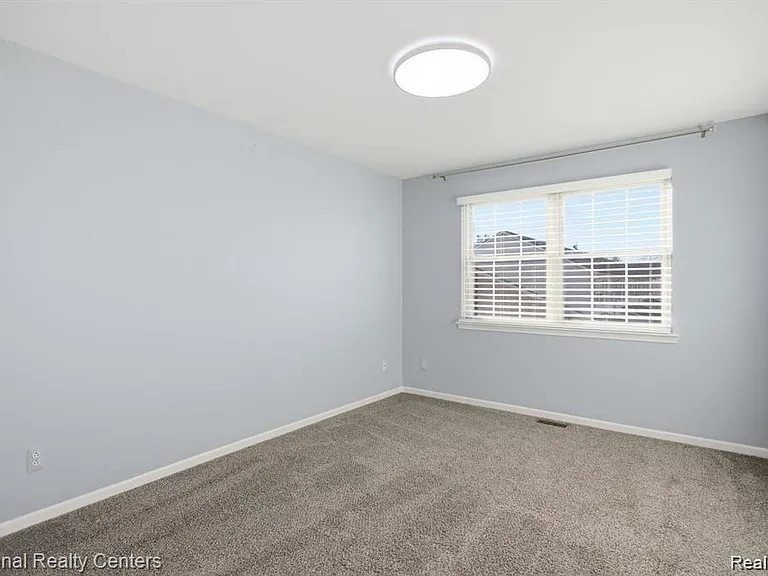 16878 Farmington Rd — Photo 14